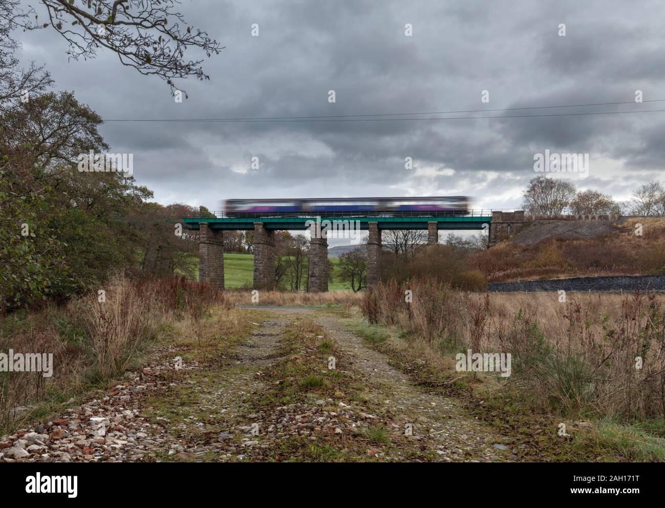 Arriva ferroviaria settentrionale classe 144 treno pacer attraversando Clapham viadotto (Yorkshire) sulla Scenic poco a nord ovest della linea ferroviaria Foto Stock