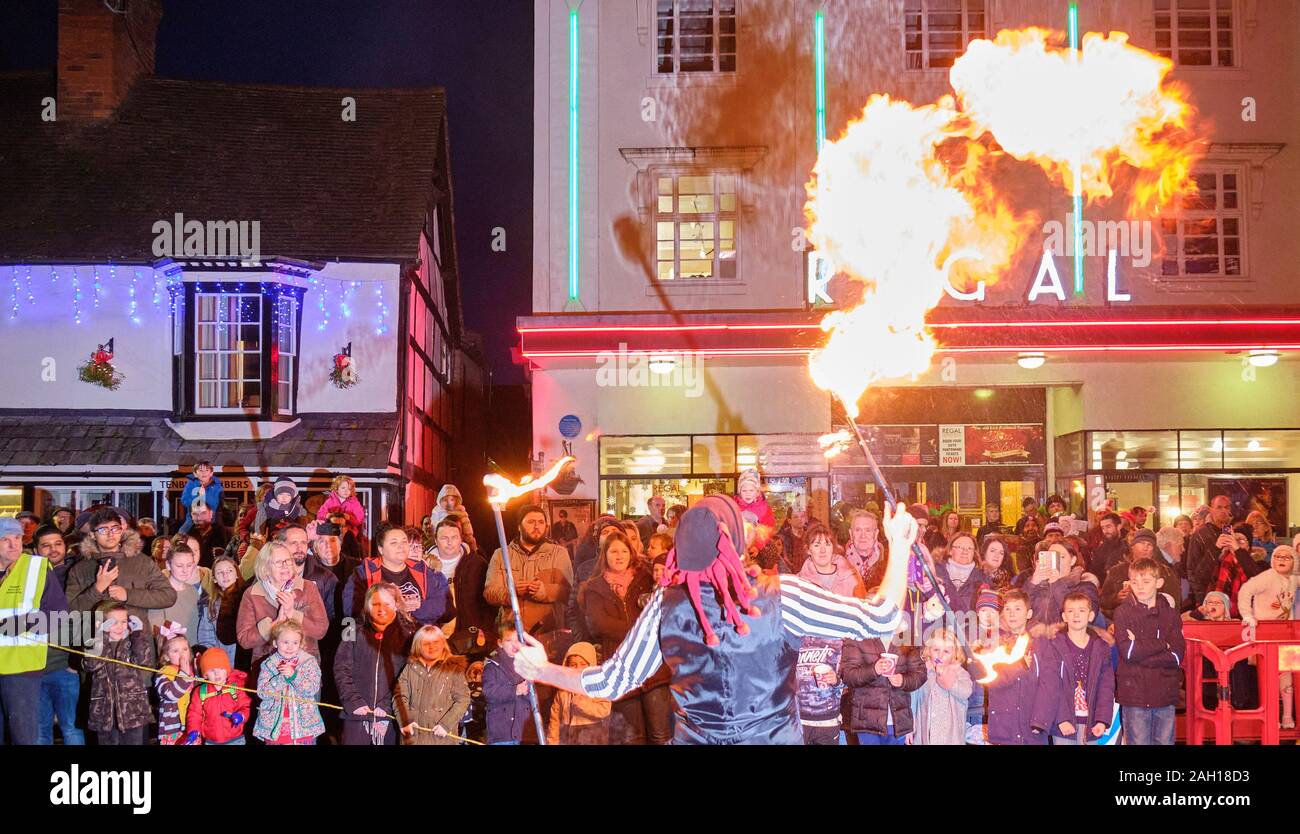 Leo il Circus intrattenitore respirando fuoco, Tenbury Wells, Worcestershire Foto Stock