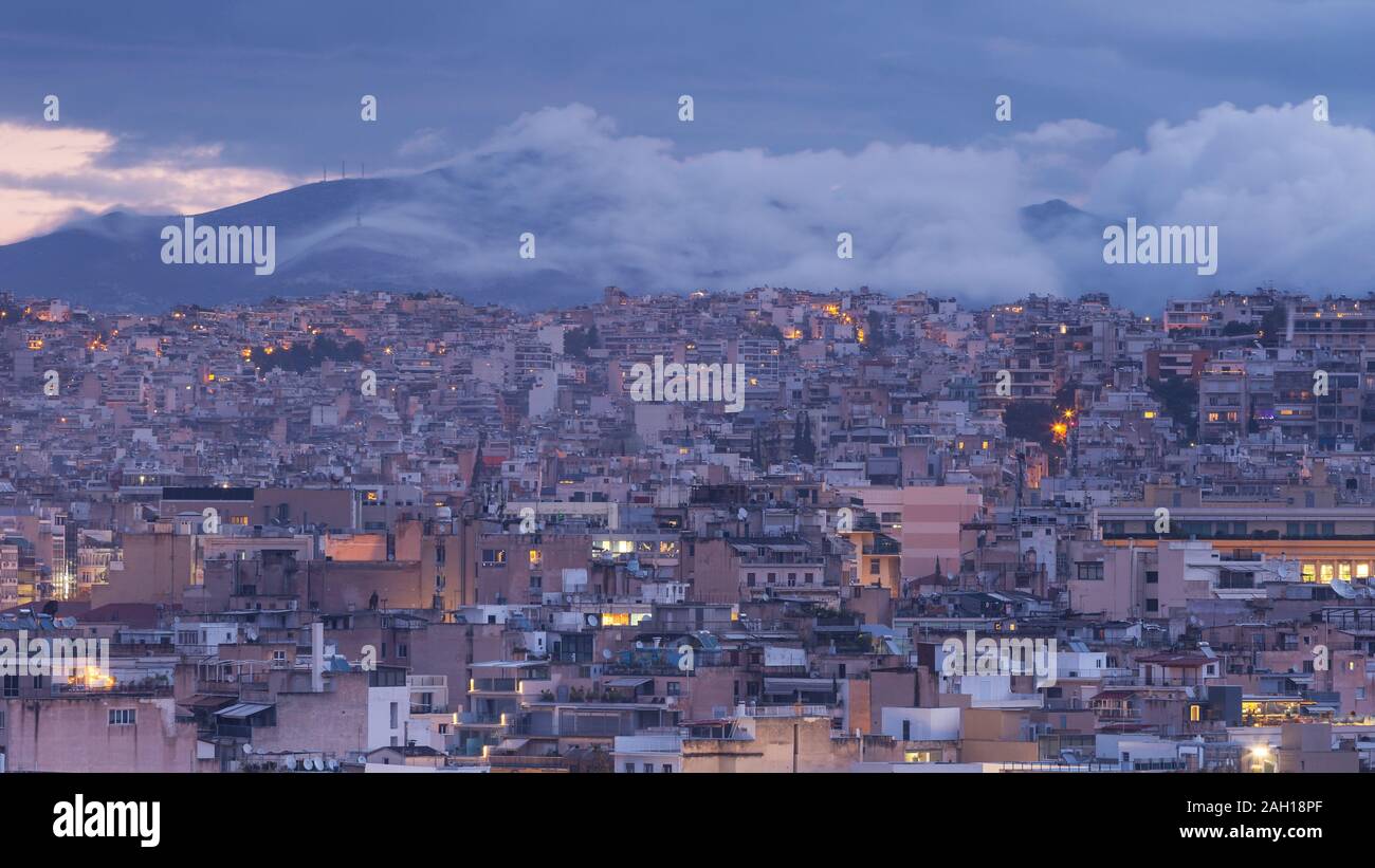 Vista del centro di Atene e di Penteli montagna da areopago hill. Foto Stock