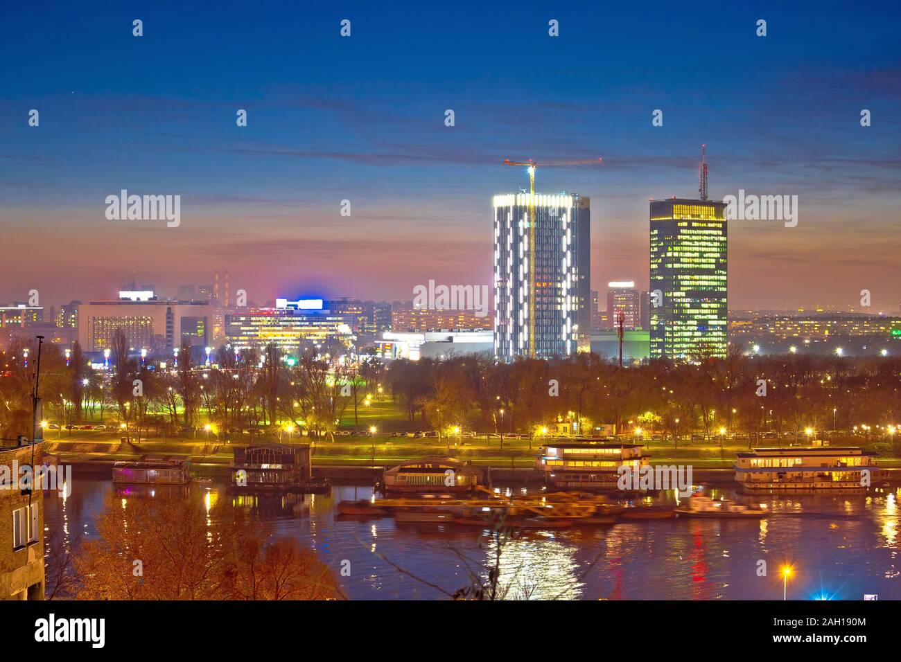 Beograd grattacieli e il fiume Sava vista serale, capitale della Srbija Foto Stock