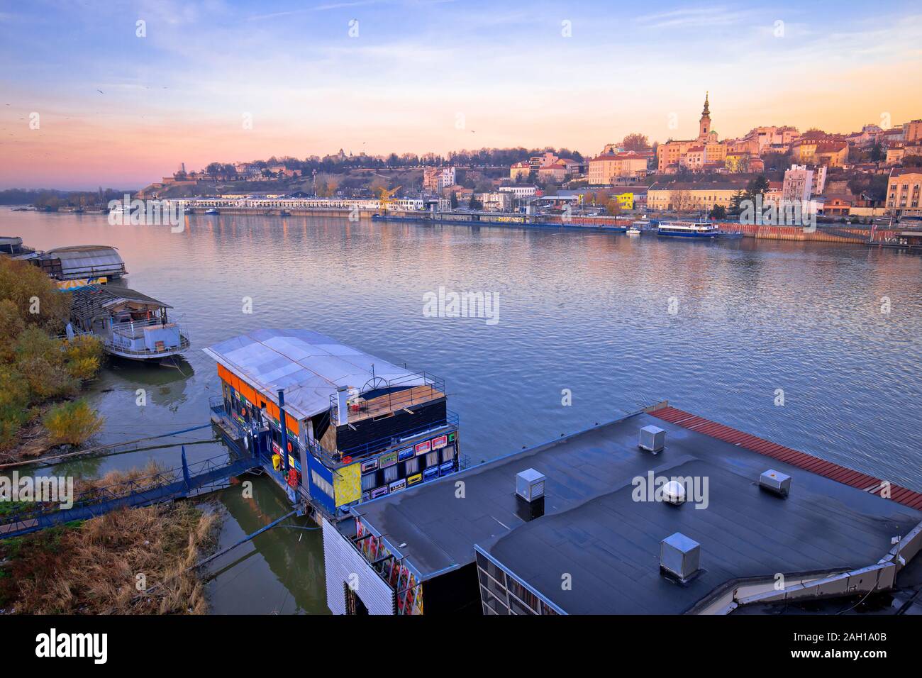Belgrado Imbarcazioni da fiume e la città vista, capitale della Serbia Foto Stock