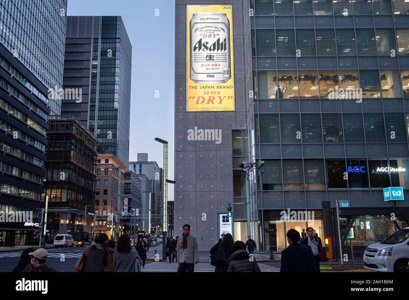 Giapponese marca di birra Asahi Super Dry visto commerciale a Tokyo. Foto Stock