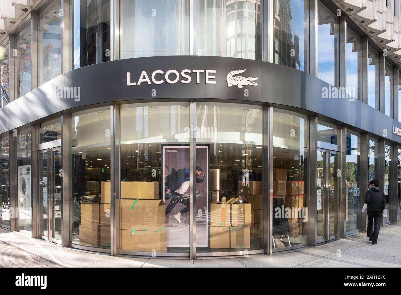 Abbigliamento francese marca Lacoste store e logo che si vede in Tokyo. Foto Stock