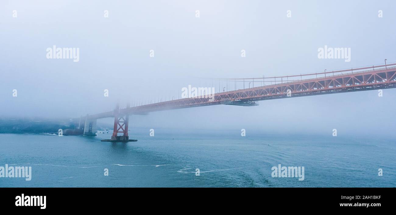 Golden Gate Bridge attraverso Foggy Bay Foto Stock