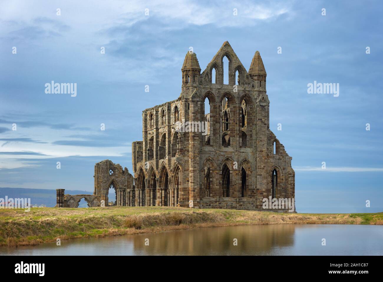 Whitby Abbey, che si affaccia sul Mare del Nord sulla East Cliff al di sopra di Whitby nel North Yorkshire, Inghilterra Foto Stock