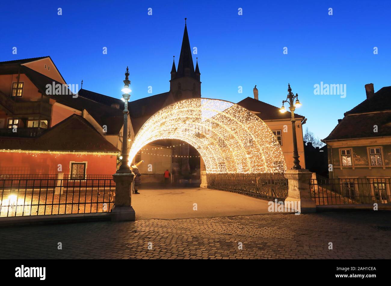 Le luci di Natale oltre il ponte di bugiardi in Sibiu vecchia, in Transilvania, Romania Foto Stock