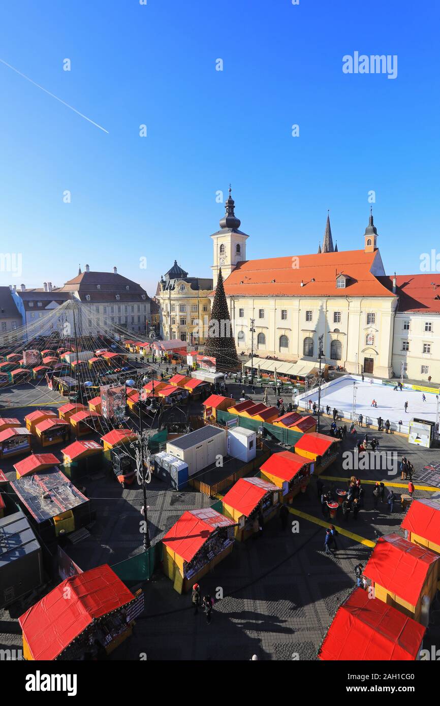 Vista da una grande ruota oltre il mercato di Natale nella Piata Mare a Sibiu in Transilvania, Romania Foto Stock