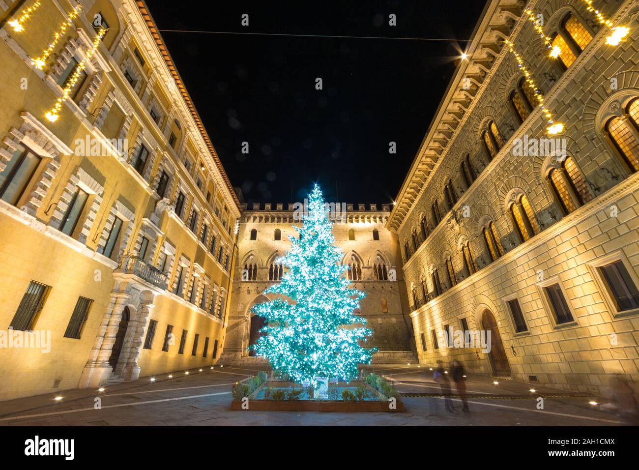 Siena, Italia - dicembre 08, 2019: Palazzo Salimbeni, sede centrale della Banca Monte dei Paschi di Siena al tempo di Natale Foto Stock