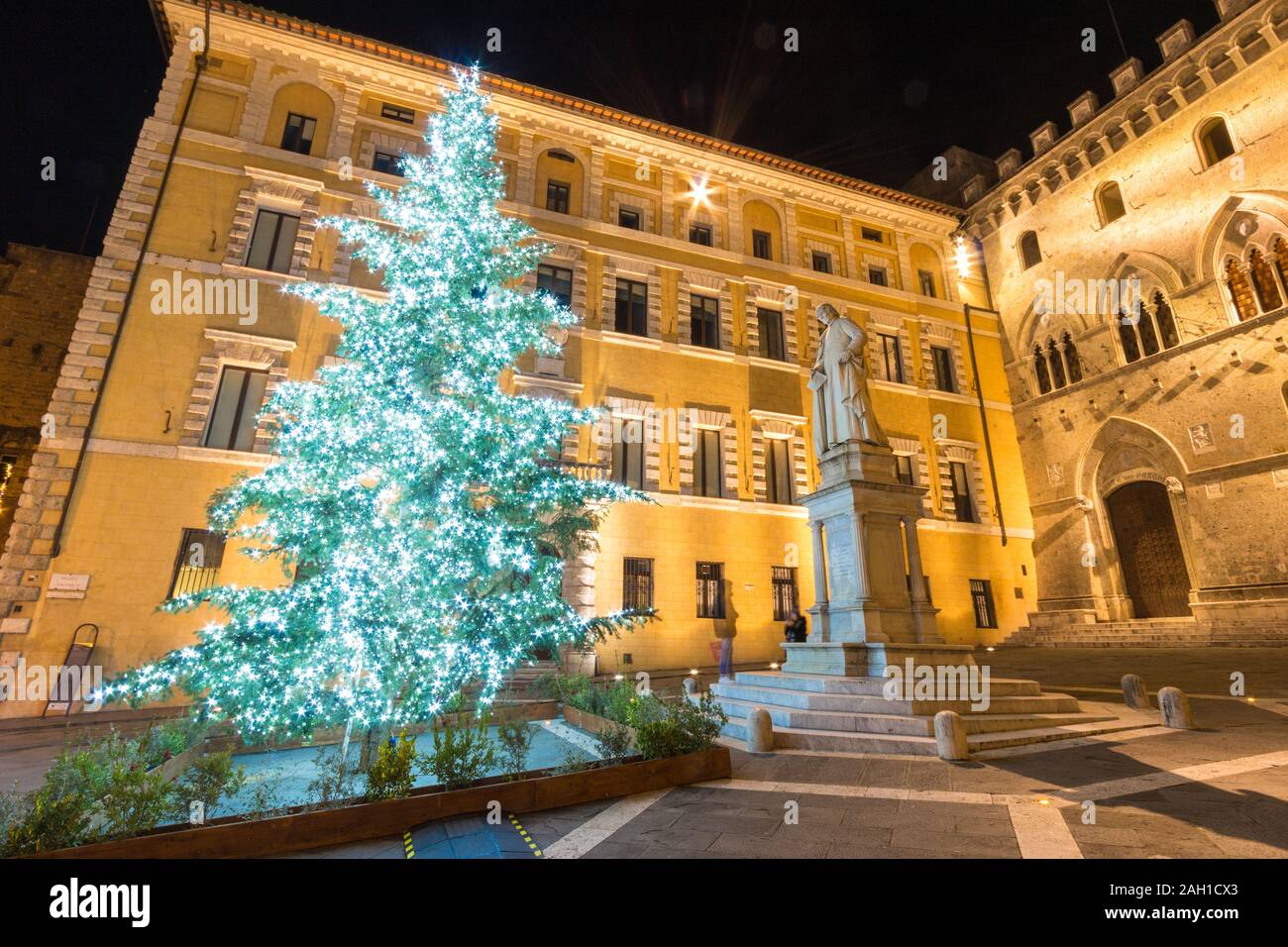 Siena, Italia - dicembre 08, 2019: Palazzo Salimbeni, sede centrale della Banca Monte dei Paschi di Siena al tempo di Natale Foto Stock