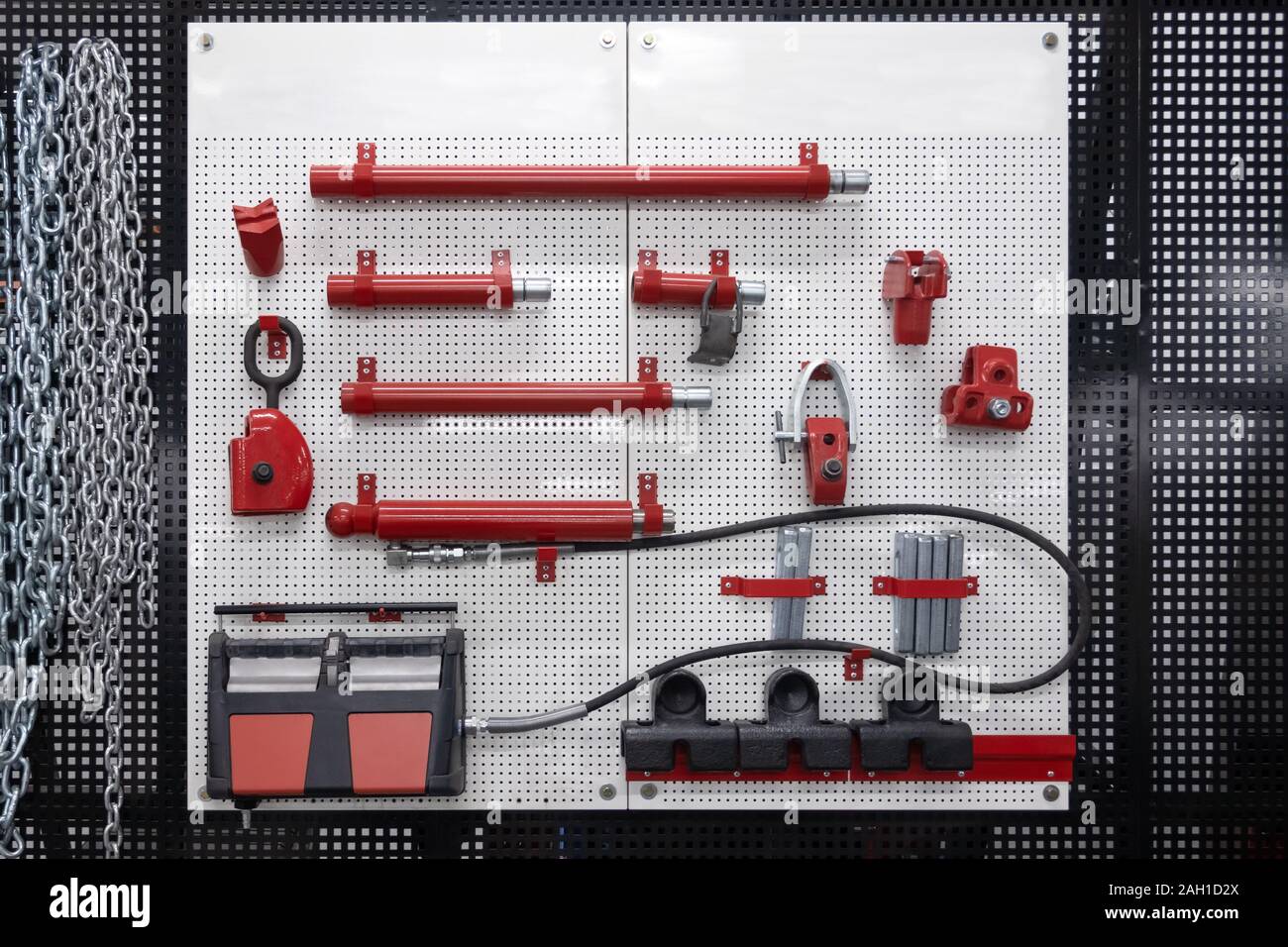 Auto professionali gli strumenti di fissaggio. Veicolo di strumenti di costruzione sulla parete in acciaio. Automobile strumenti di riparazione appeso alla parete Foto Stock