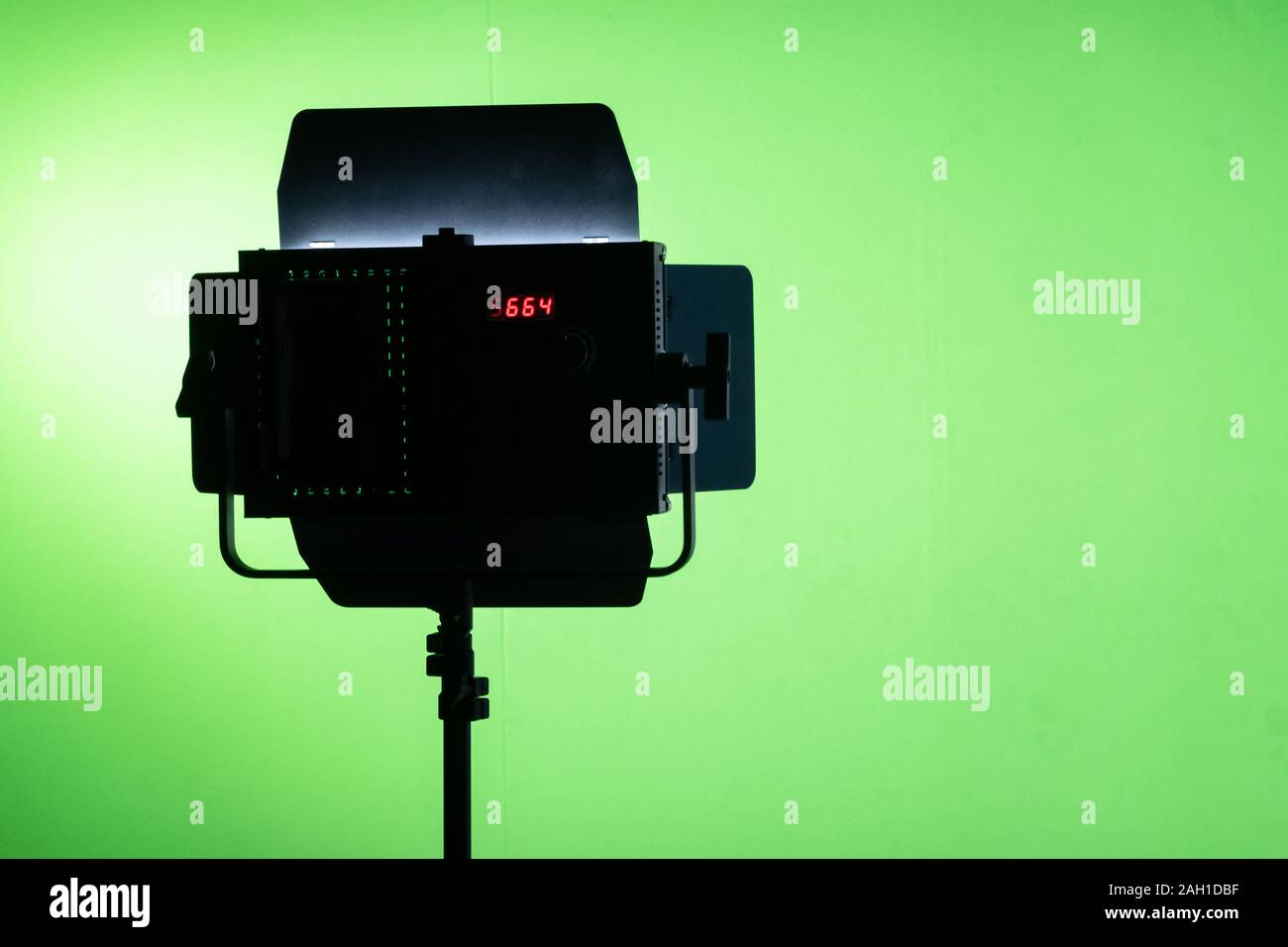 Studio di luce con schermo verde in background. Silhouette di luce spot per lavori commerciali, motion picture, verde televisione sfondo TV Foto Stock
