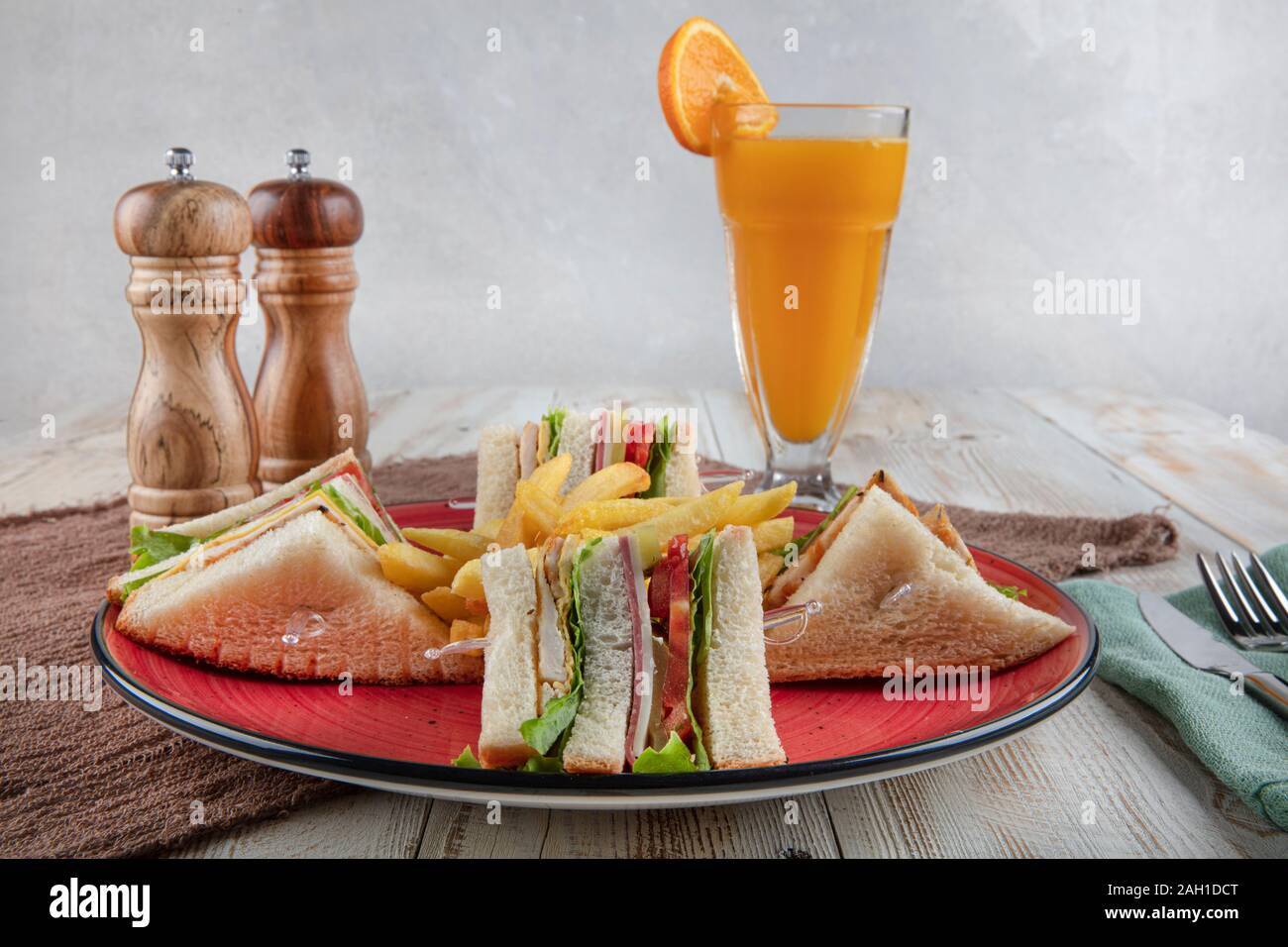 Cibi americani - Classic Club Sandwich con patatine fritte. Club sandwich ristorante concetto. Foto Stock