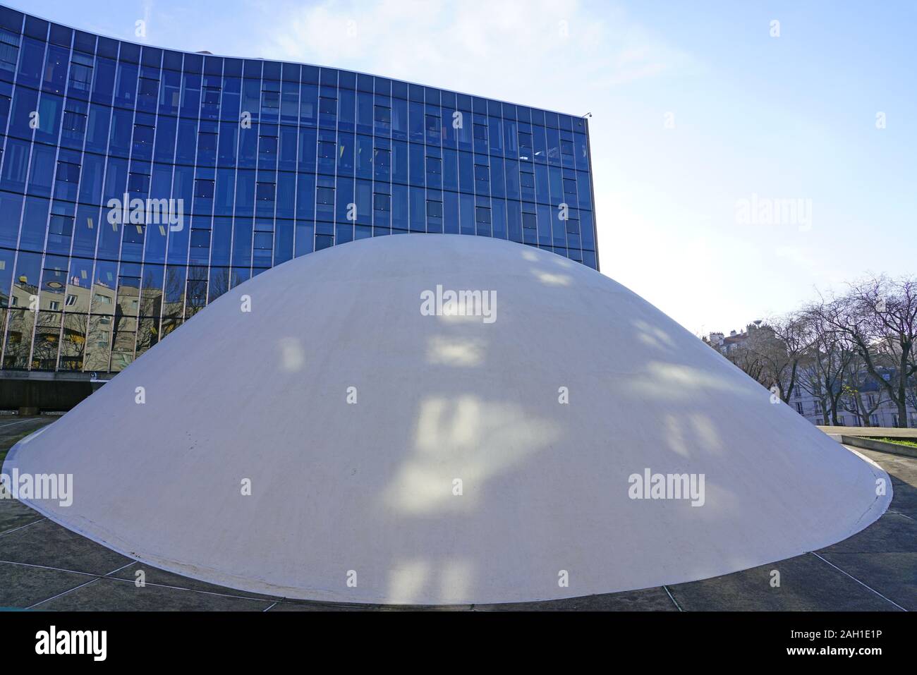 Parigi, Francia -18 dic 2019- progettato dall architetto Oscar Niemeyer, il quartier generale del Partito Comunista Francese (assedio du particol Communiste Francais PCF) è loc Foto Stock