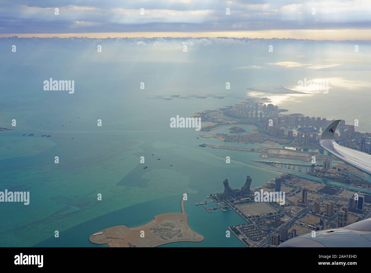 DOHA, QATAR -13 dic 2019- Vista aerea della costruzione del Katara Towers Hotel e città Lusail, Doha, Qatar. La capitale del Qatar ospiterà il Foto Stock