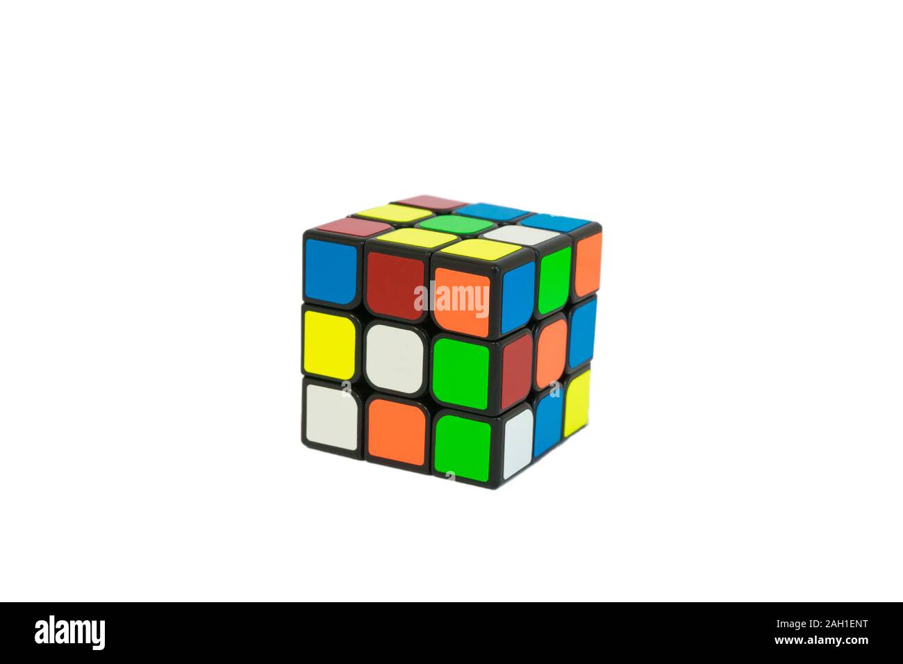 Colorati e famosa in tutto il mondo il cubo di Rubik in un stato strapazzate su sfondo bianco Foto Stock