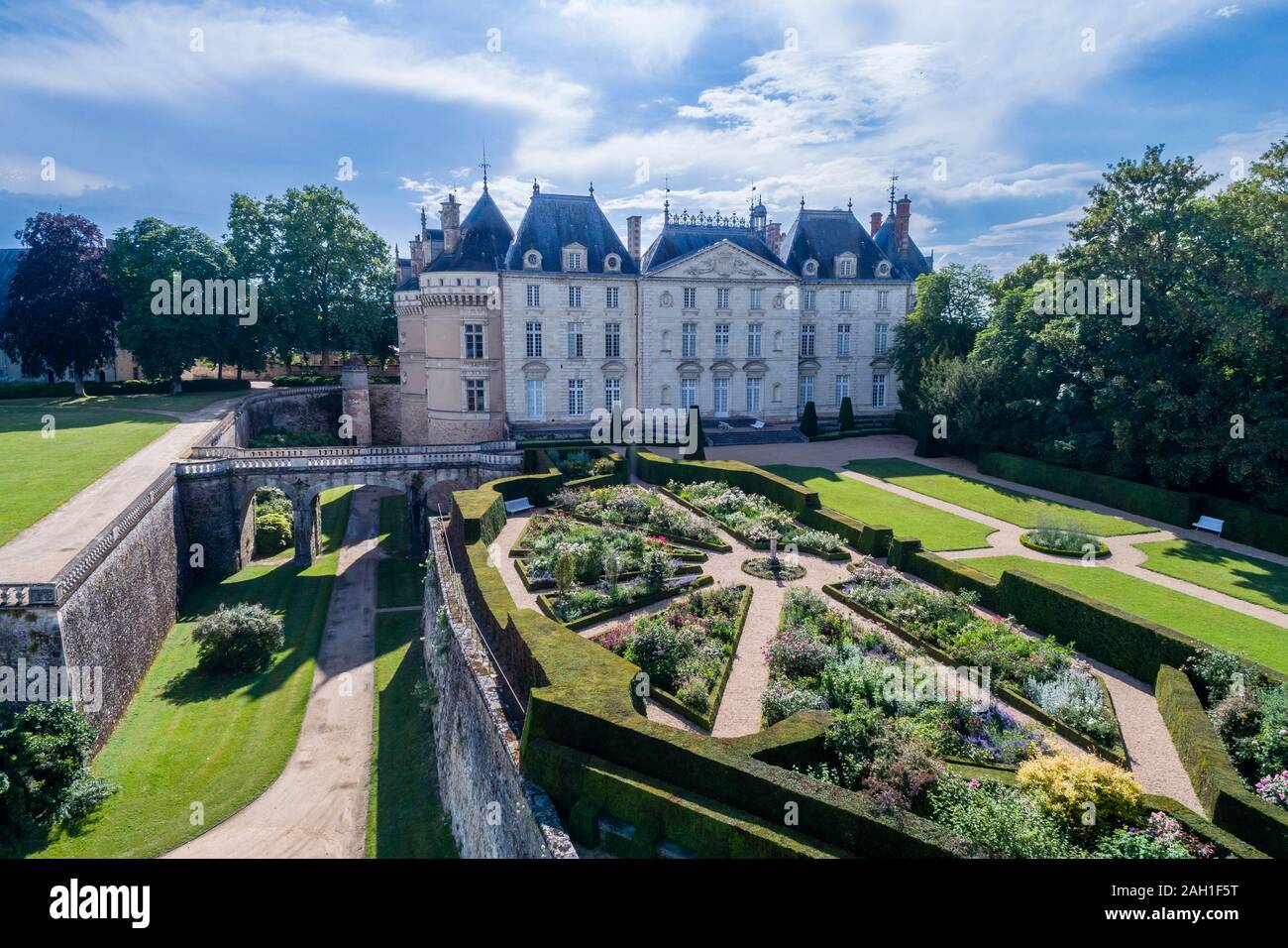 Francia, Sarthe, Loir valley, Le Lude, Chateau du Lude gardens, facciata del castello, il Jardin de l'Eperon e fossati (vista aerea) // Francia, Sarthe (72 Foto Stock