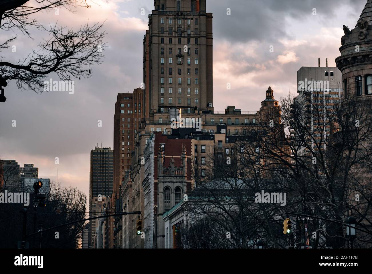 New York City - USA - Mar 18 2019: vista al tramonto di edifici storici di Central Park West Upper West Side Foto Stock