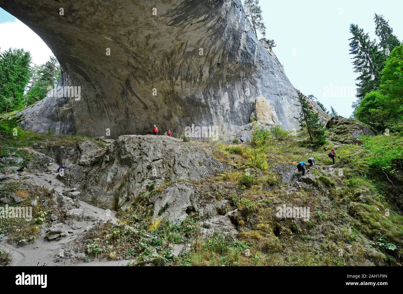 Chepelare, Bulgaria - 24 Settembre 2016: persone non identificate in archi naturali di nome chiedo ponti nelle montagne Rodopi, un sito naturale di interesse Foto Stock