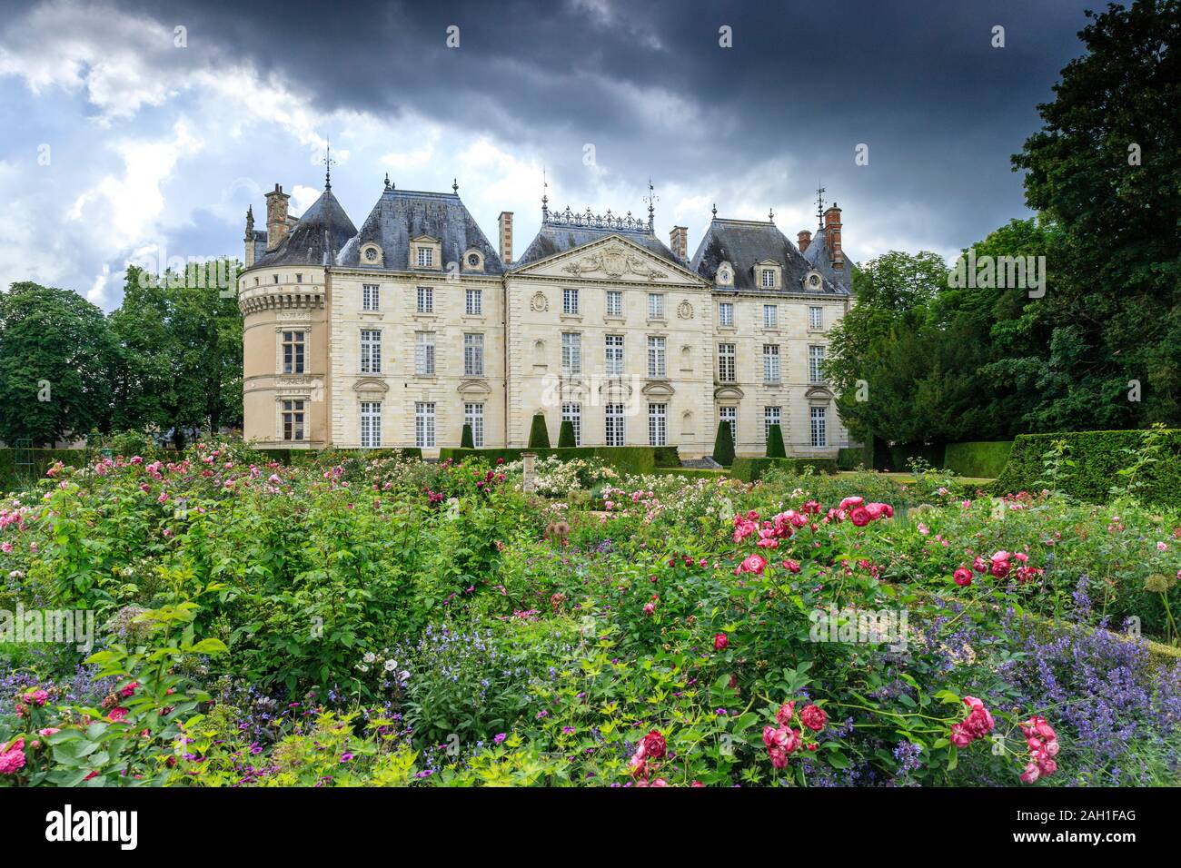 Francia, Sarthe, Loir valley, Le Lude, Chateau du Lude gardens, facciata del castello e giardino delle rose di Jardin de l'Eperon // Francia, Sarthe (72), Vallée Foto Stock