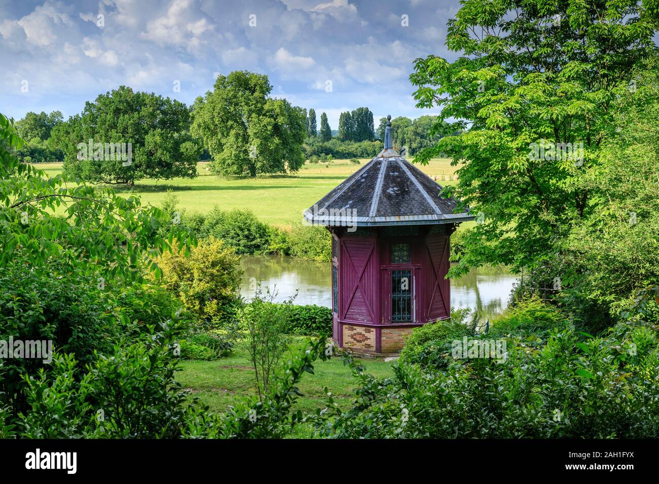 Francia, Sarthe, Loir valley, Le Lude, Chateau du Lude gardens, Jardin de la fonte e il pavilion sulle rive del fiume Loir Foto Stock