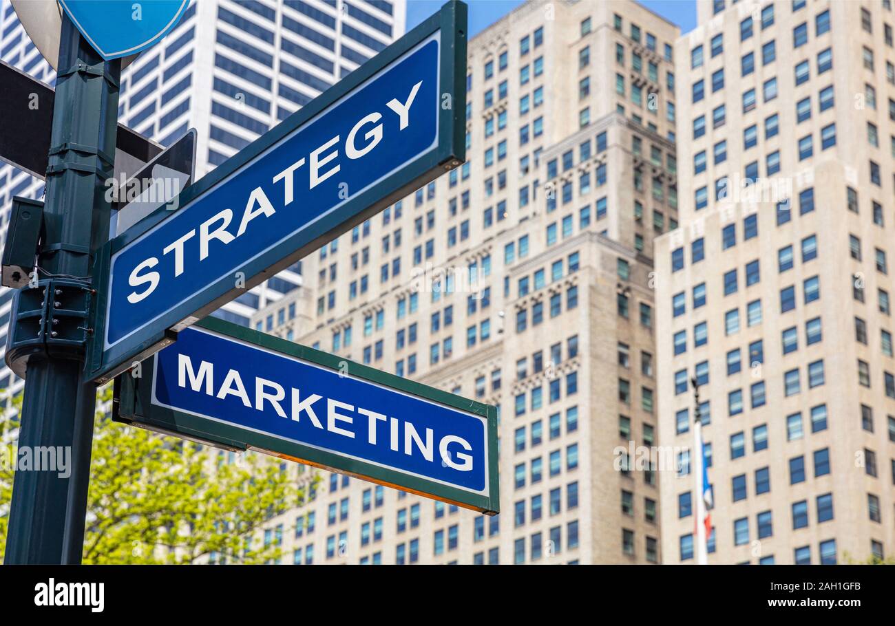 Strategia marketing incrocio strada segno, il colore blu della segnaletica stradale. Business il concetto di successo. Highrise edifici, sfondo Foto Stock
