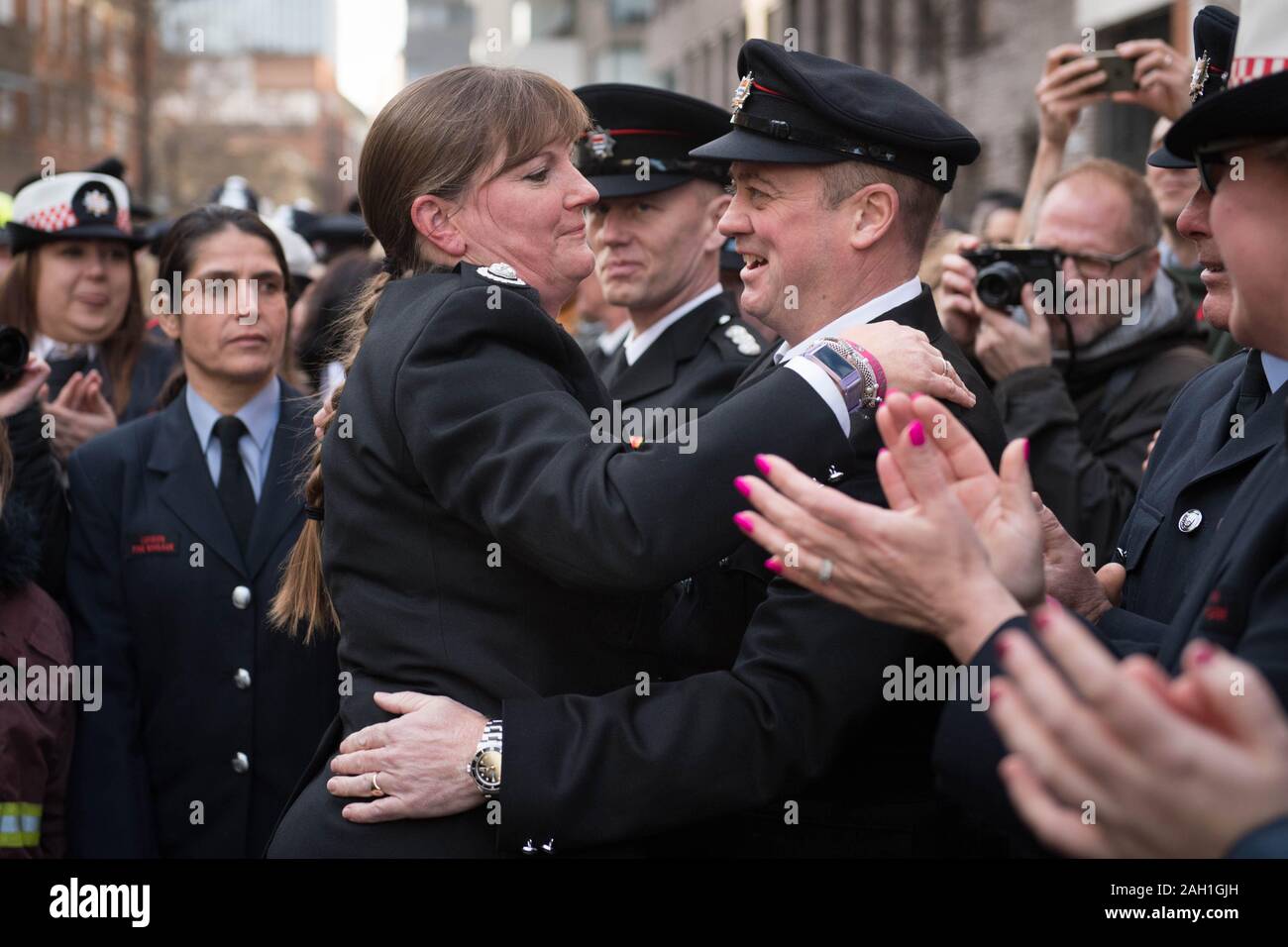I vigili del fuoco la linea Union Street nel centro di Londra come una guardia d'onore a Londra Vigili del Fuoco (LFB) Commissario Dany Cotone (centro), per il suo ultimo giorno in ufficio prima di salire verso il basso dal suo ruolo per la Vigilia di Capodanno. Foto Stock