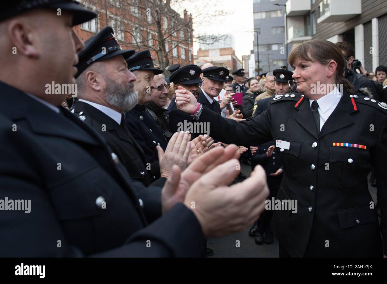 I vigili del fuoco la linea Union Street nel centro di Londra come una guardia d'onore a Londra Vigili del Fuoco (LFB) Commissario Dany Cotone (centro), per il suo ultimo giorno in ufficio prima di salire verso il basso dal suo ruolo per la Vigilia di Capodanno. Foto Stock