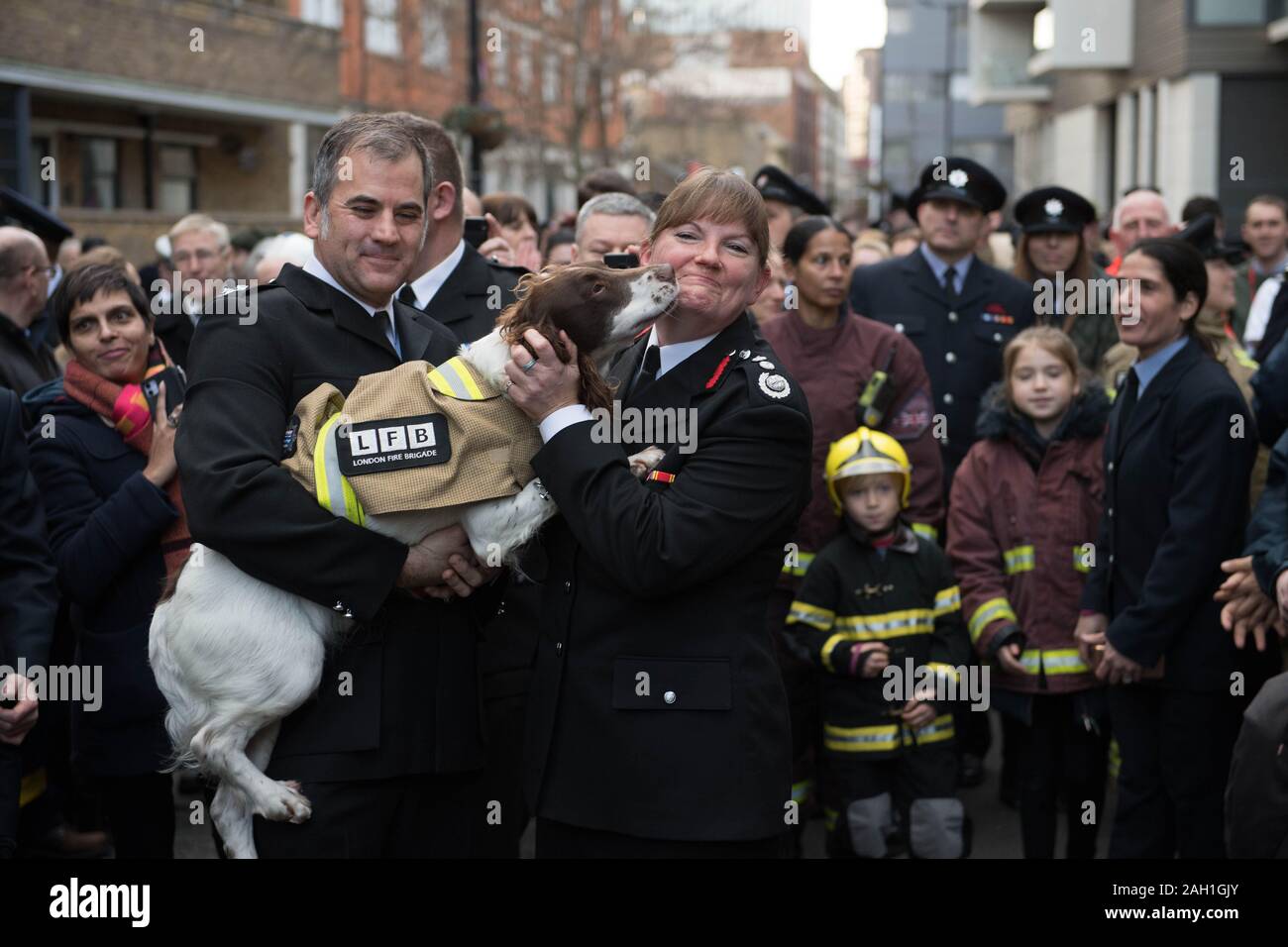 I vigili del fuoco la linea Union Street nel centro di Londra come una guardia d'onore a Londra Vigili del Fuoco (LFB) Commissario Dany Cotone (centro), per il suo ultimo giorno in ufficio prima di salire verso il basso dal suo ruolo per la Vigilia di Capodanno. Foto Stock