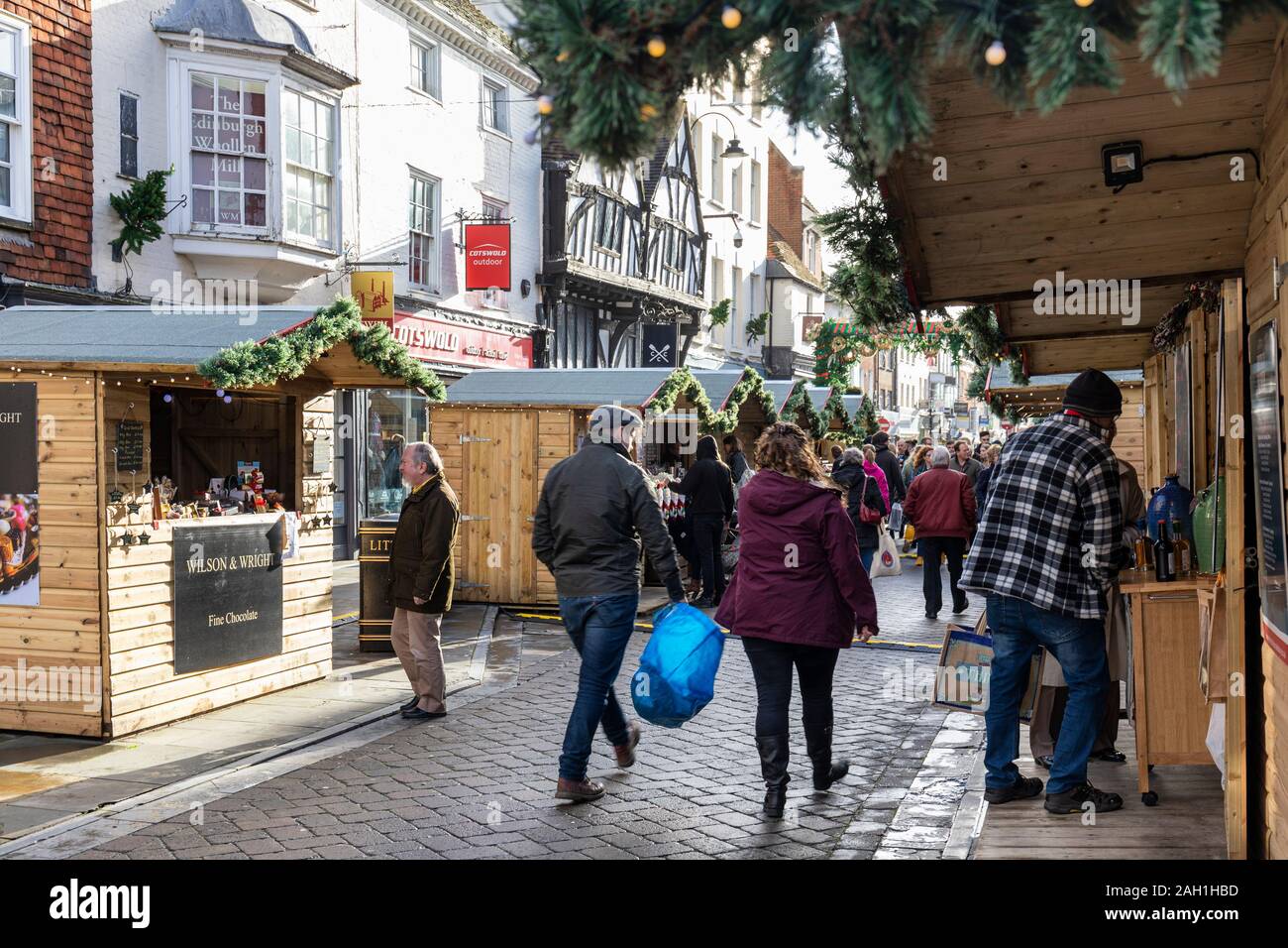 Gli amanti dello shopping natalizio dell'ultimo minuto potranno godersi l'atmosfera del Salisbury Christmas Market, Salisbury, Wiltshire. Natale 2019. Inghilterra, Regno Unito Foto Stock