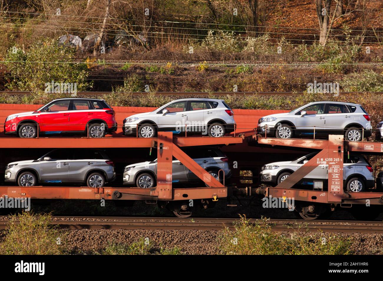 Treno merci con il nuovissimo Suzuki Vitara automobili, Colonia, Germania. Autozug mit fabrikneuen Suzuki Vitara Modellen, Koeln, Deutschland. Foto Stock