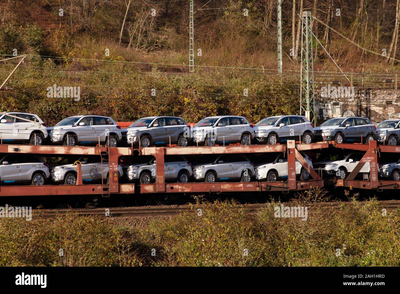 Treno merci con il nuovissimo Suzuki Vitara automobili, Colonia, Germania. Autozug mit fabrikneuen Suzuki Vitara Modellen, Koeln, Deutschland. Foto Stock