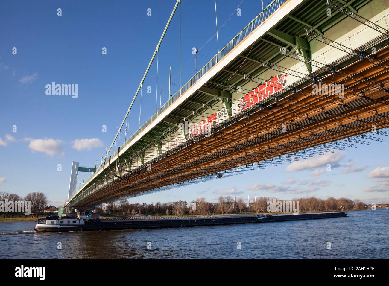 Il Muelheim ponte sul Reno, scaffolded per lavori di ristrutturazione, Colonia, Germania, die wegen Renovierungsarbeiten eingeruestete Muelheimer Brueck Foto Stock