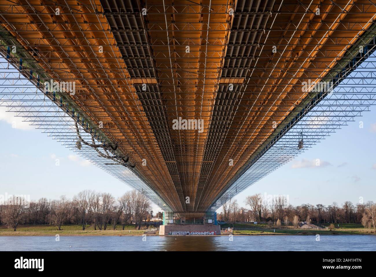 Il Muelheim ponte sul Reno, scaffolded per lavori di ristrutturazione, Colonia, Germania, die wegen Renovierungsarbeiten eingeruestete Muelheimer Brueck Foto Stock