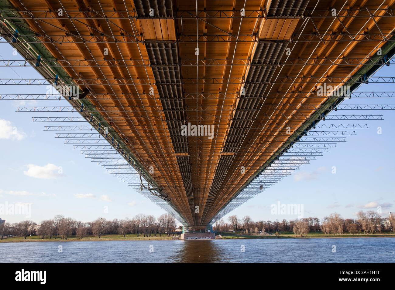 Il Muelheim ponte sul Reno, scaffolded per lavori di ristrutturazione, Colonia, Germania, die wegen Renovierungsarbeiten eingeruestete Muelheimer Brueck Foto Stock