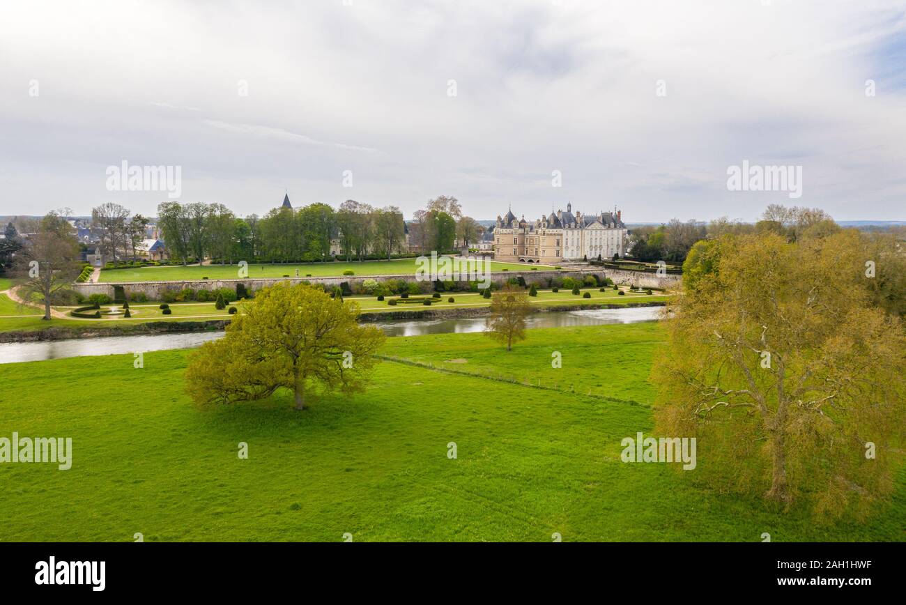 Francia, Sarthe, Loir valley, Le Lude, Chateau du Lude gardens, vista generale in primavera e il fiume Loir (vista aerea) // Francia, Sarthe (72), Vallée Foto Stock