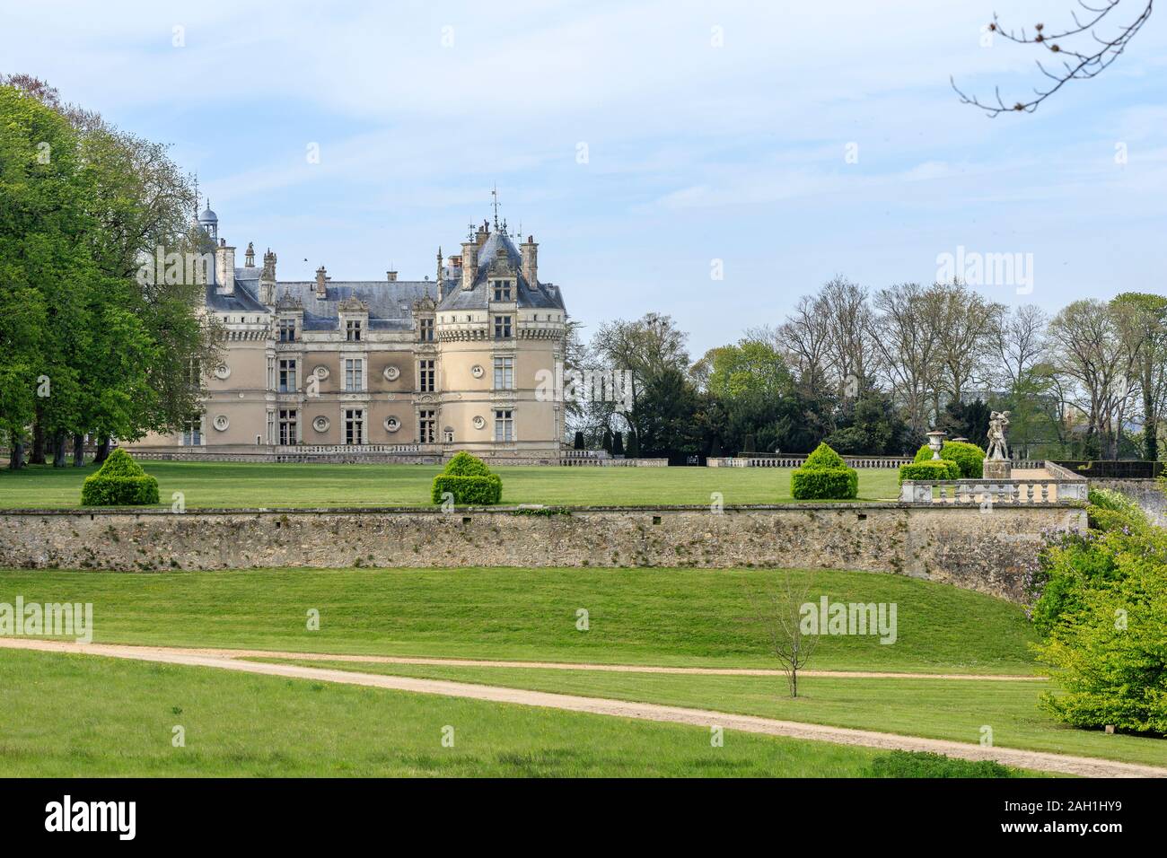 Francia, Sarthe, Loir valley, Le Lude, Chateau du Lude gardens, terrazza di fronte al castello in primavera // Francia, Sarthe (72), la Vallée du Loir, Le Lud Foto Stock