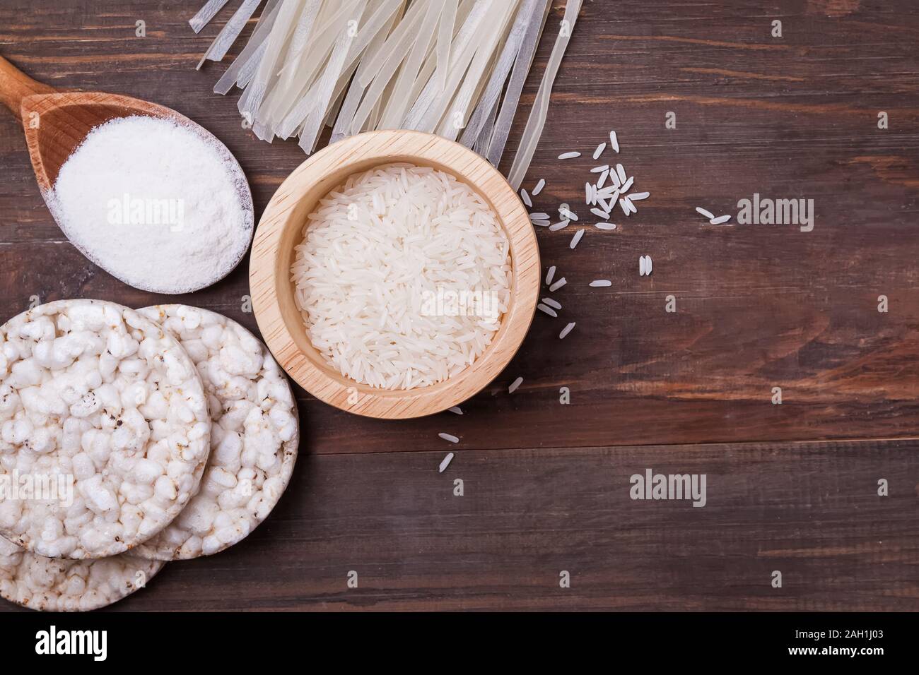 Prodotti a base di riso su un tavolo di legno, vista dall'alto. Senza glutine a base di noodle, la farina, il grano e cracker. Foto Stock