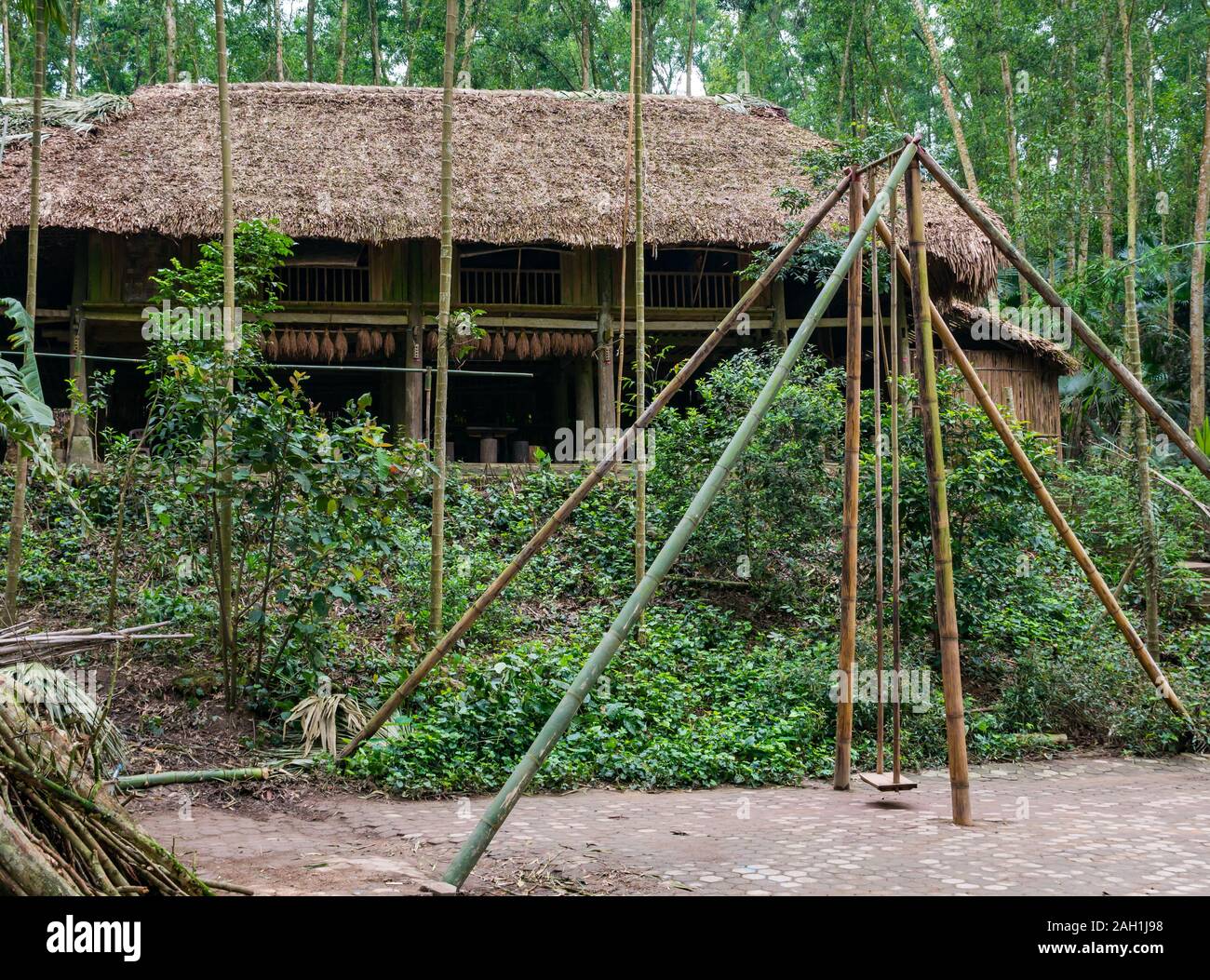 Tradizionale casa stilt con altalena, Tailandese Hai villaggio etnico stile di vita Thai Nguyen, Provincia del Vietnam settentrionale, Asia Foto Stock