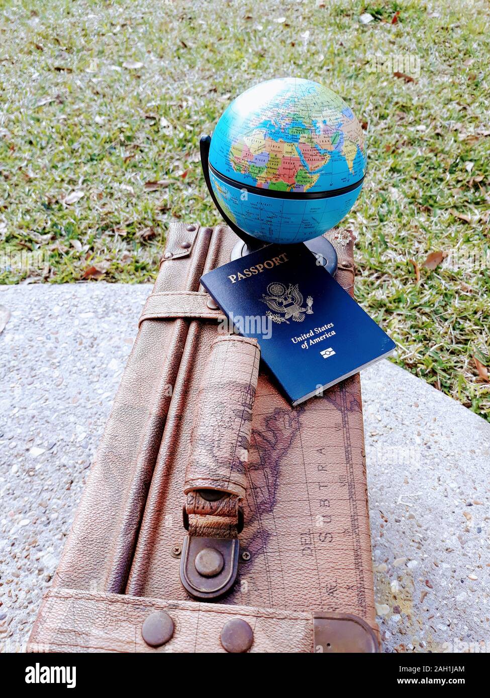 Vintage a tema Viaggi valigetta in pelle con un globo e passaporto Foto Stock