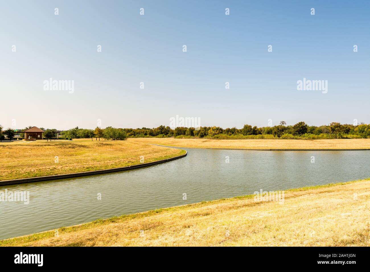 Un fiume che passa attraverso la zona residenziale eara in uptown di Dallas Fort Worth, Texas, Stati Uniti d'America. Foto Stock