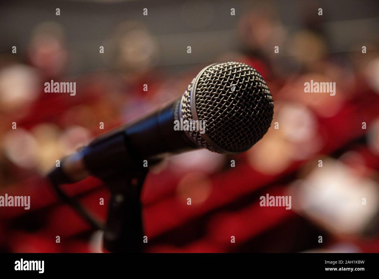 Microfono vicino-fino a una conferenza auditorium, posizionato per delegati a parlare in un grande auditorium. Foto Stock
