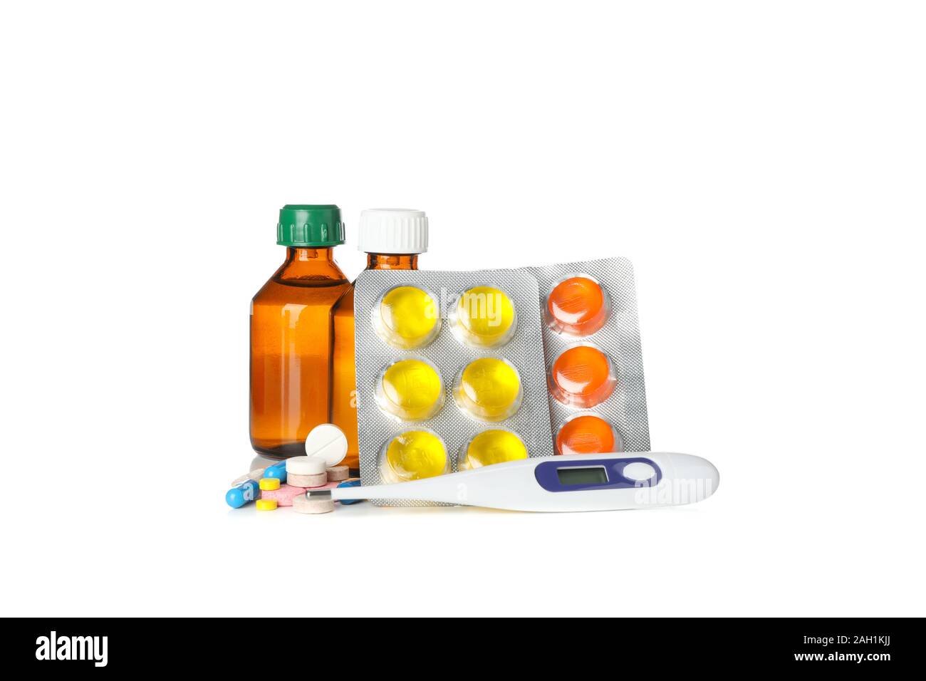 Diversi farmaci e termometro elettronico isolato su sfondo bianco Foto Stock