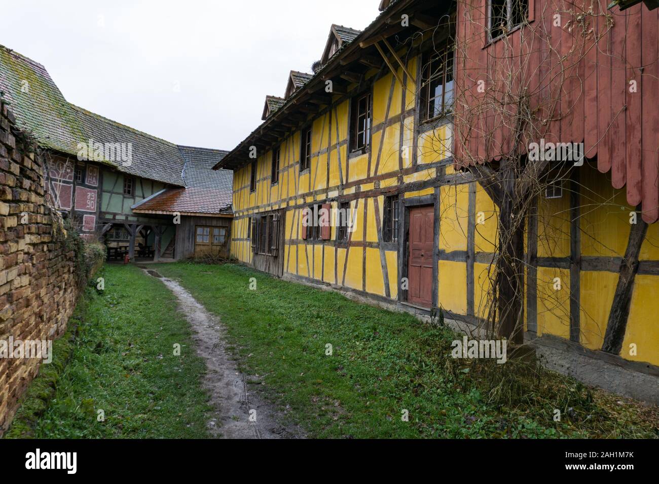 Ungersheim, Haut-Rhin / Francia - 13. Dicembre, 2019: vista del centro storico di metà-case con travi di legno nella regione francese dell'Alsazia Foto Stock