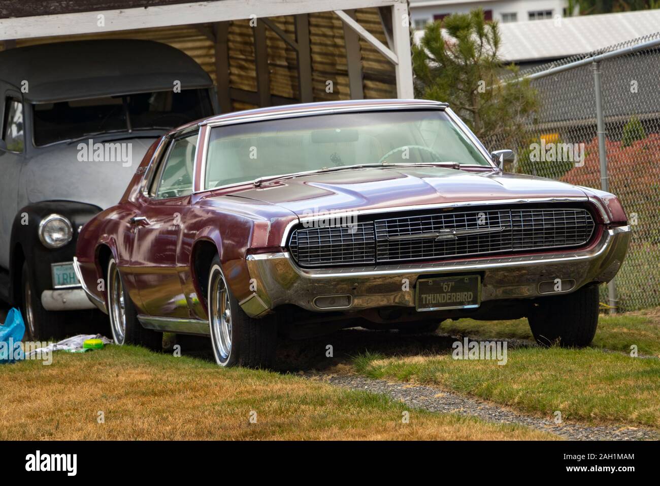 L'annata 1967 Ford Thunderbird parcheggiata di fronte garage Foto Stock