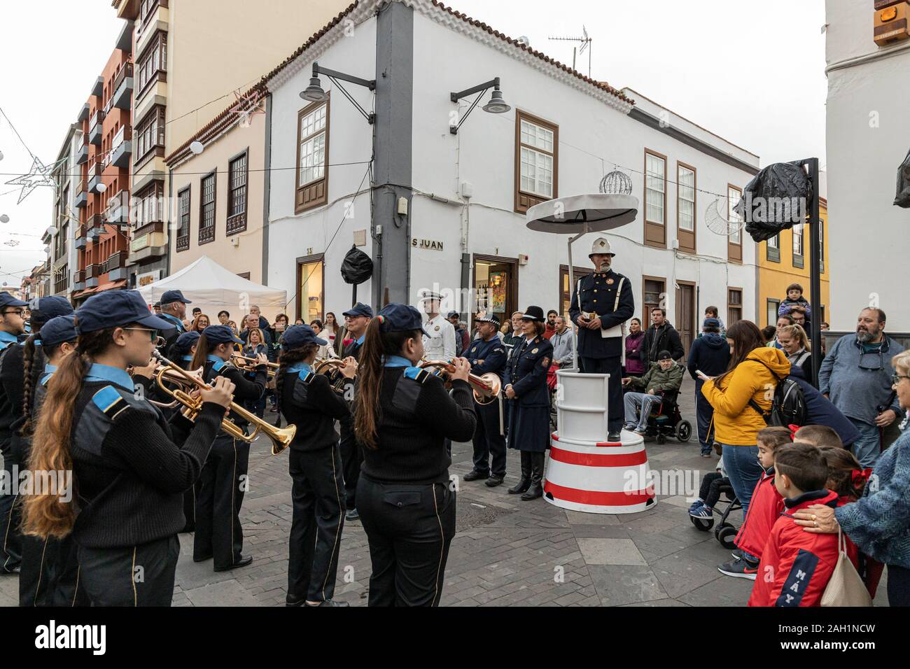Banda di ottoni la riproduzione di musica per le strade di San Cristóbal de La Laguna, Tenerife, Isole Canarie, Spagna Foto Stock