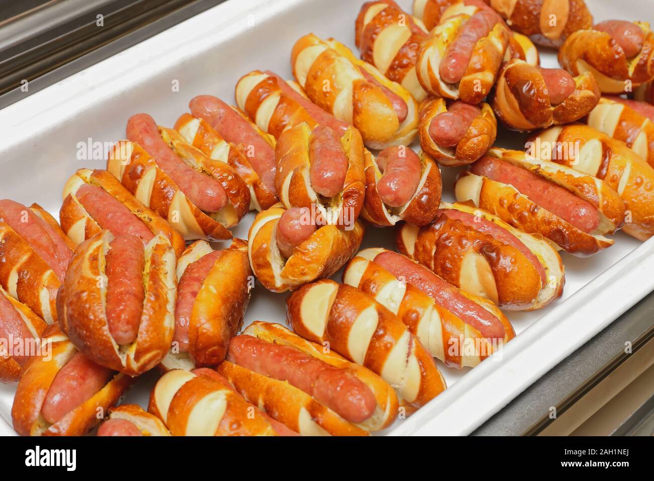 Grande Mazzo di Hot Dogs in focacce bavarese Foto Stock