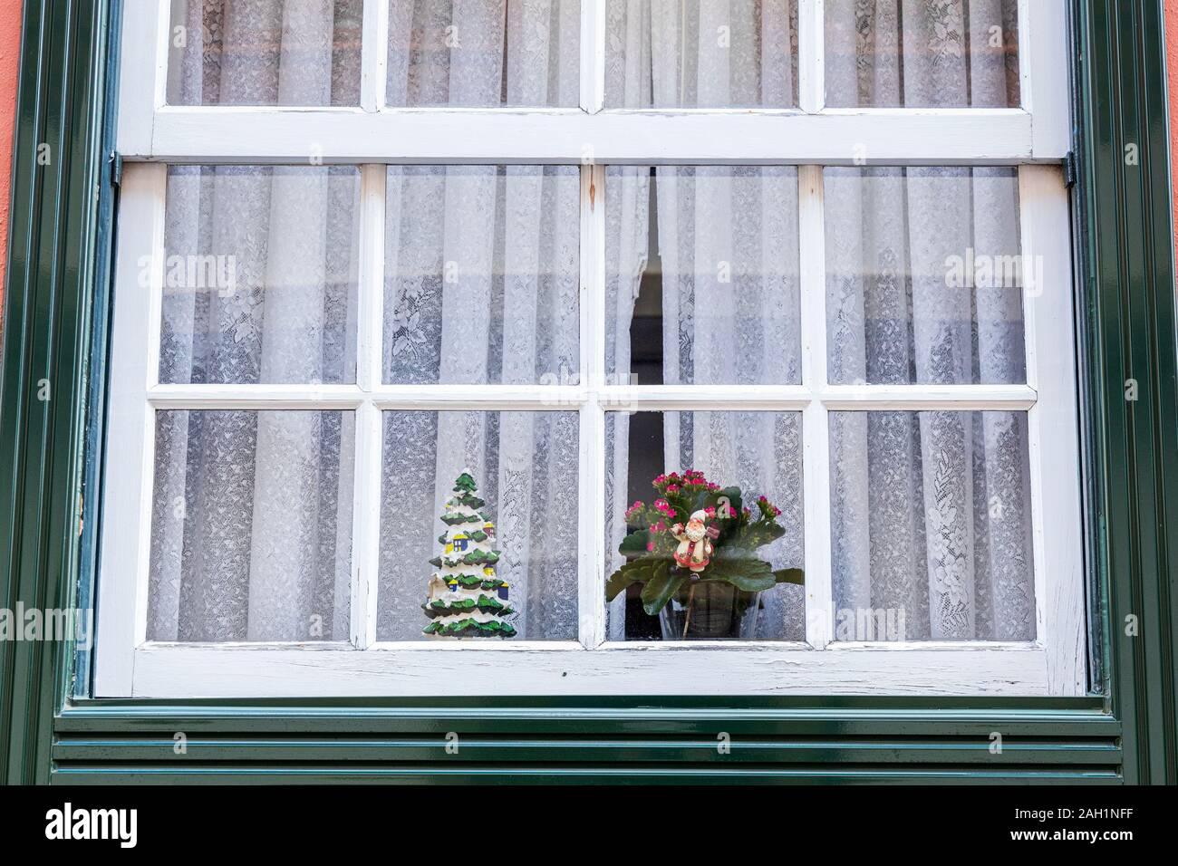 Piccolo albero di Natale e Santa figurine con un impianto di pentola nella finestra di una casa di San Cristóbal de La Laguna, Tenerife, Isole Canarie, Spagna Foto Stock