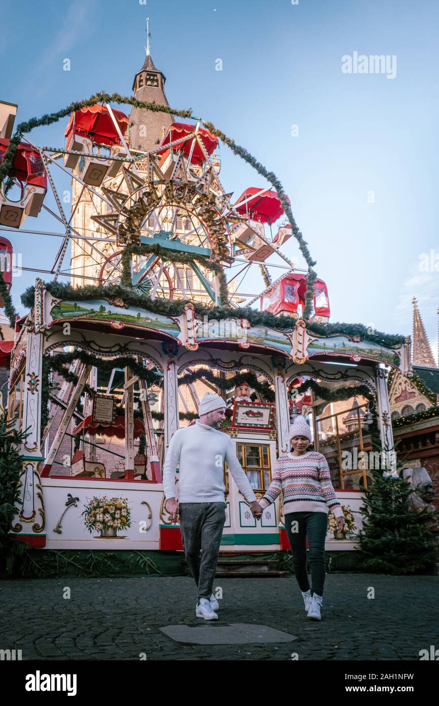 Coppia giovane visitare il mercatino di Natale a Colonia Germania durante una gita in città, uomini e donne al mercato di Natale Foto Stock