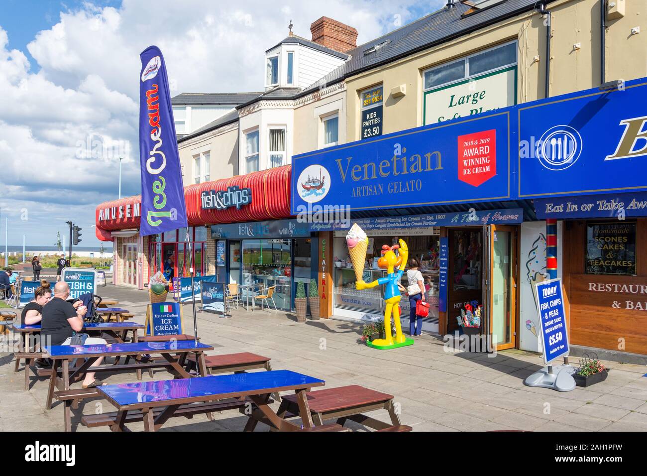 Gelati e fish & chips, Marine Avenue, Whitley Bay, Tyne and Wear, England, Regno Unito Foto Stock