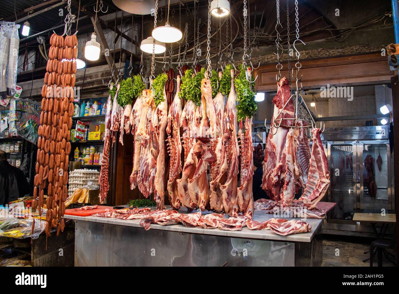 Butcher nella zona Souk, Tripoli o Trablus, Libano Foto Stock